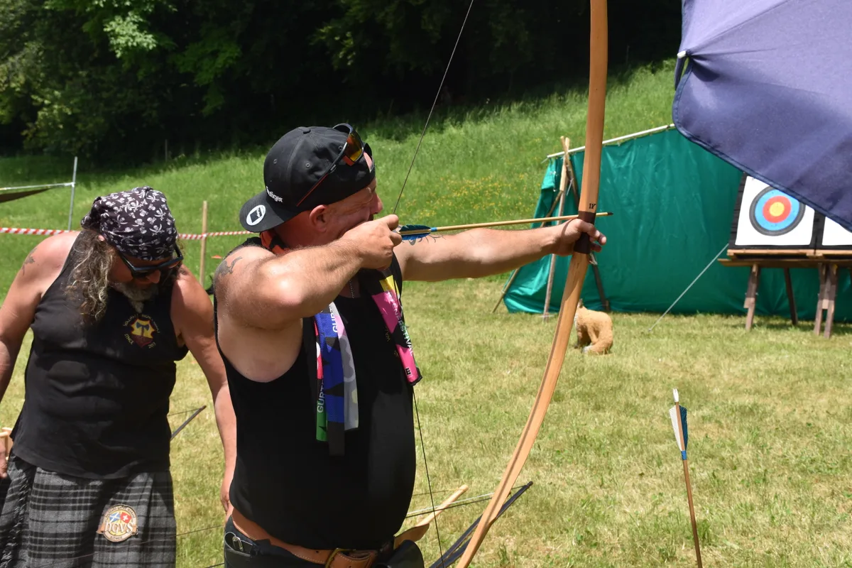 Ein Mann schiesst mit einem Bogen.